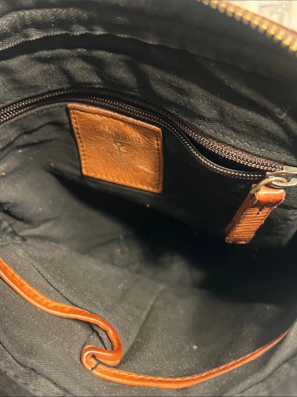 Men's Tan Leather Messenger Bag with Adjustable Strap